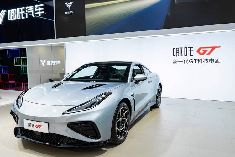 广州81哪吒汽车在智能汽车领域的表现，领途汽车在新能源汽车市场中的影响力